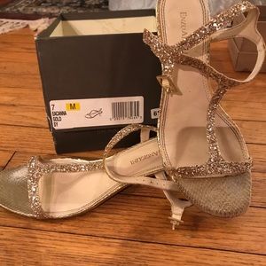 Beautifully gold glittery small heels